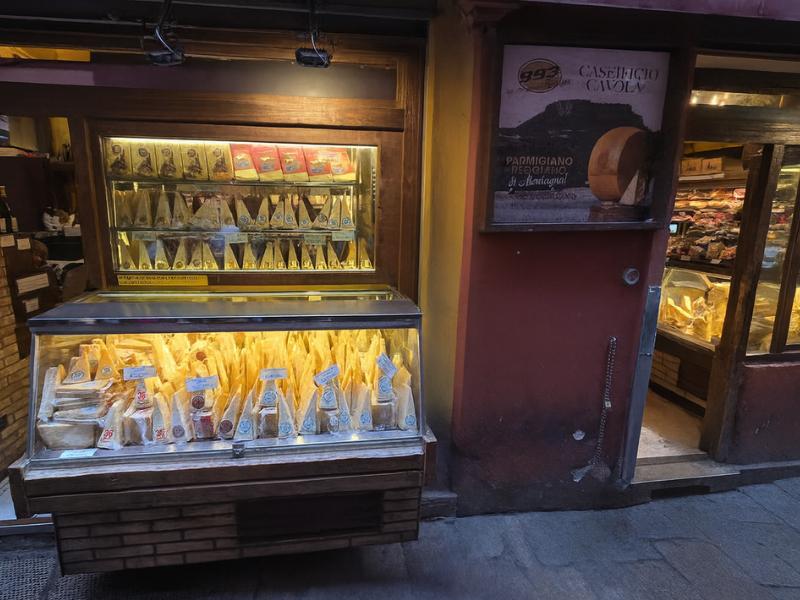 Bologna: Walking Food Tour with a Local Guide